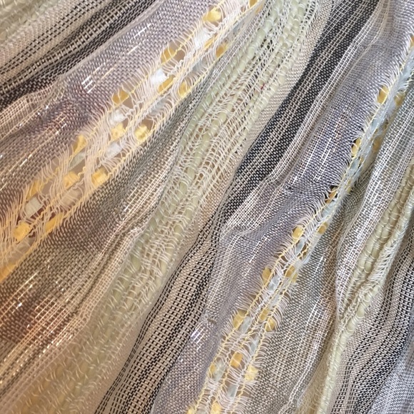 NWOT - Beautiful scarf/ wrap - Picture 3 of 8